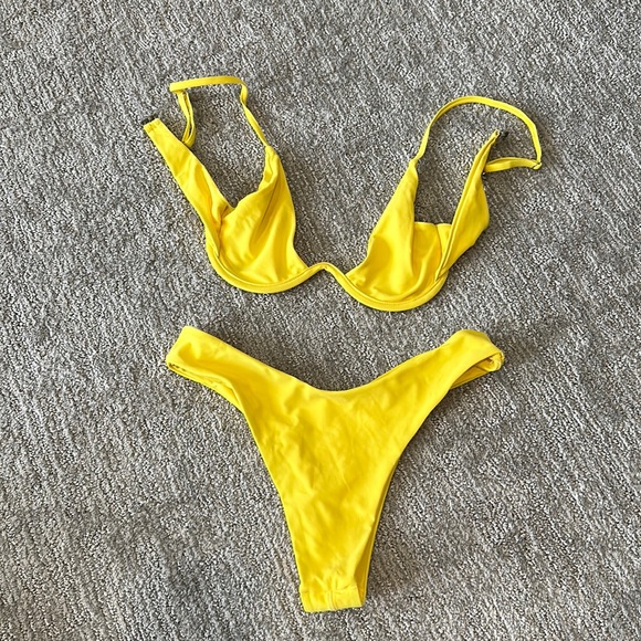 Never worn yellow bikini size medium, high leg cut bottoms, - Picture 1 of 1